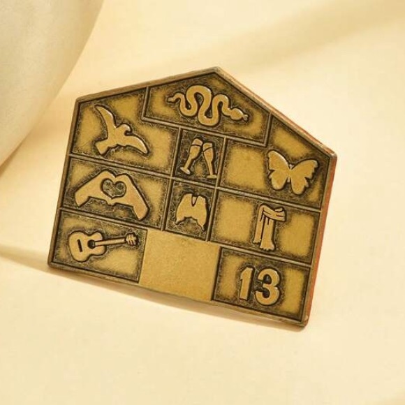 GOLD LOVER HOUSE / ERAS TOUR - TAYLOR PIN - Picture 1 of 10